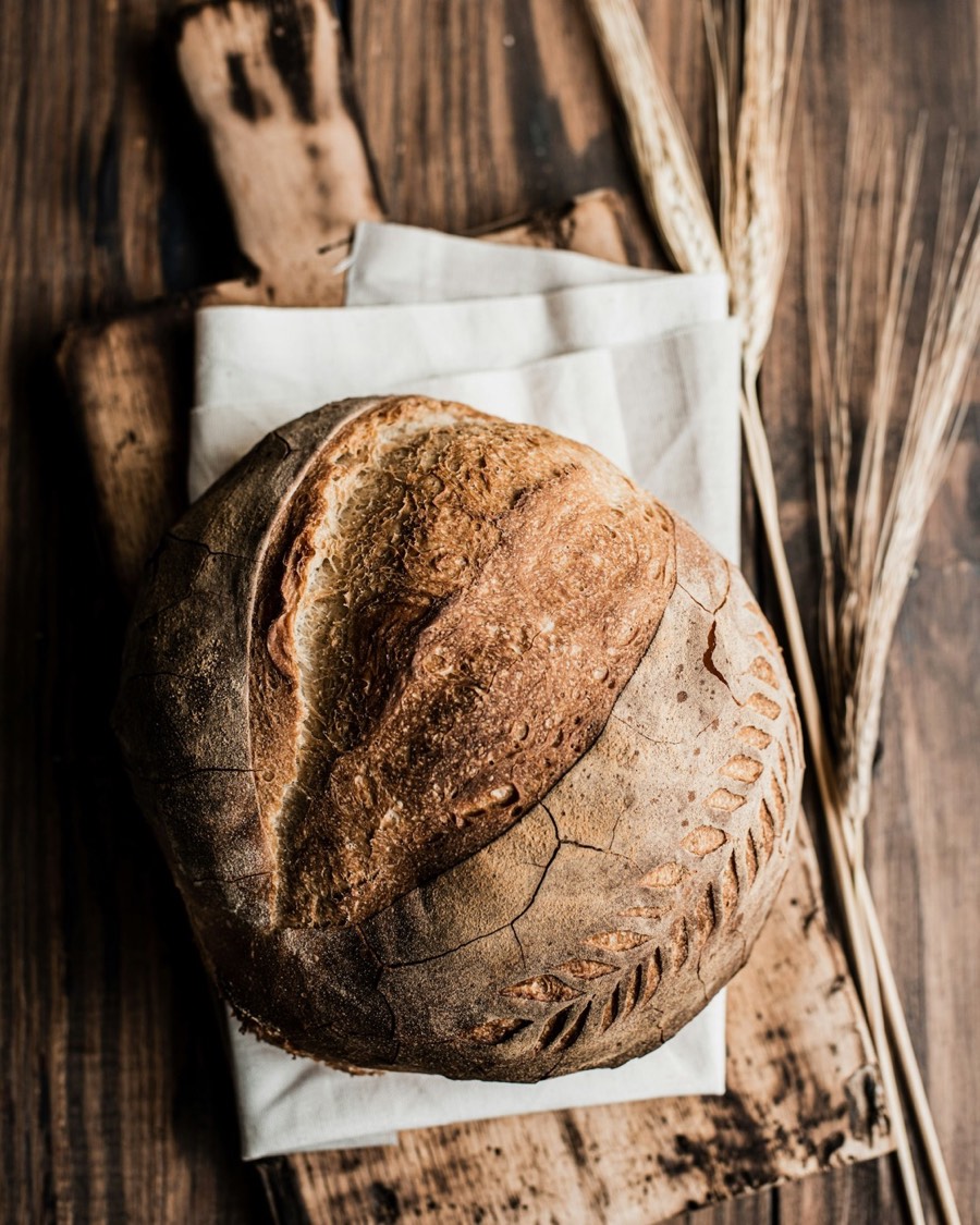 Un pain de campagne sur une planche en bois